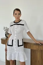 Robe blanche boutonnée à poches en gros