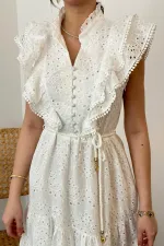 Robe blanche boutonnée à volants en gros