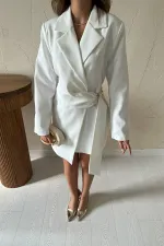 Robe veste écrue à boucle latérale en gros