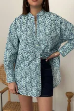 Chemise bleue à col en V et à motifs en gros