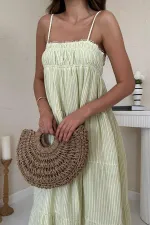 Robe en mousseline verte à rayures et bretelles en gros