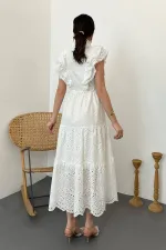 Robe blanche boutonnée à volants en gros