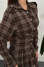 Robe plissée marron à carreaux en gros