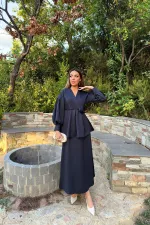 Costume bleu marine détaillé avec roses en gros