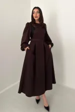 Robe marron en gros avec détails en dentelle