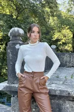 Toptan Ekru Boğazlı Ve Örgülü Triko Kazak