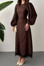 Toptan Kahverengi Kabartmalı Dantel Detaylı Kemerli Uzun Elbise