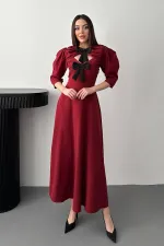 Robe longue bordeaux décolletée avec nœud décoratif sur le devant