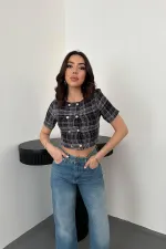 Chemisier noir rayé et boutonné en gros