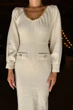 Robe écrue à col large en gros