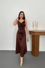 Robe en satin marron à col en V et épaules à boucle, en gros