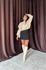 Jupe plissée noire à boutons en gros