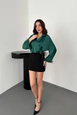 Haut court en satin émeraude avec manches à plumes, vente en gros