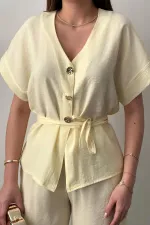 Ensemble deux pièces en modal avec détail de bouton jaune, vente en gros