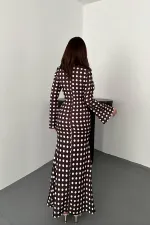 Robe moulante marron à pois en gros