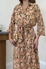 Robe en mousseline de soie beige avec ceinture en gros