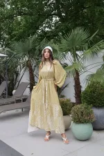 Robe à col juge avec ceinture et motif floral jaune en gros