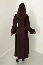 Robe marron en gros avec détails en dentelle