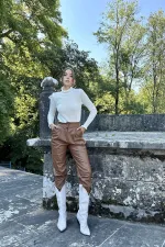 Toptan Ekru Boğazlı Ve Örgülü Triko Kazak