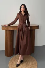 Robe en popeline marron boutonnée en gros