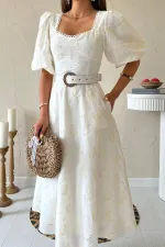 Robe brodée à ceinture et bonnets écrus en gros