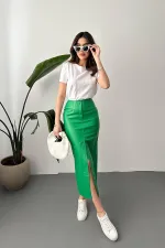 Jupe verte fendue et brodée en gros