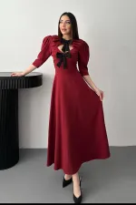 Robe longue bordeaux décolletée avec nœud décoratif sur le devant