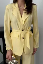 Ensemble veste et pantalon jaunes ceinturés en gros