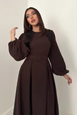 Robe marron en gros avec détails en dentelle