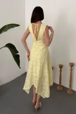 Robe jaune brodée en gros