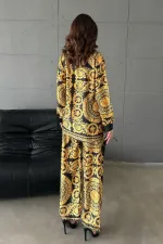 Ensemble chemise jaune et pantalon imprimé en gros