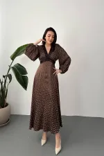 Robe marron satinée à pois avec détails en dentelle, vendue en gros