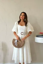 Robe brodée à ceinture et bonnets écrus en gros