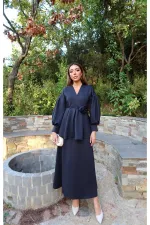 Costume bleu marine détaillé avec roses en gros