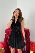 Robe noire à col licou en gros