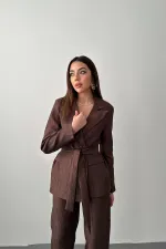 Costume marron brillant avec ceinture en gros