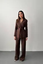 Costume marron brillant avec ceinture en gros