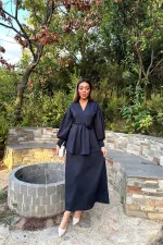 Costume bleu marine détaillé avec roses en gros