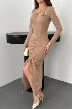 Robe beige à bretelles et fentes en gros