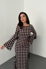 Robe moulante marron à pois en gros