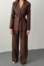 Costume marron brillant avec ceinture en gros