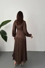 Robe marron satinée à pois avec détails en dentelle, vendue en gros