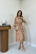 Robe en mousseline de soie beige avec ceinture en gros