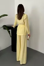 Ensemble veste et pantalon jaunes ceinturés en gros