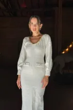 Robe écrue à col large en gros