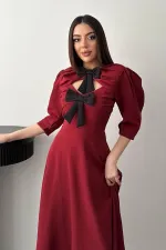 Robe longue bordeaux décolletée avec nœud décoratif sur le devant