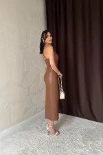 Robe en cuir marron dos nu en gros