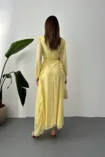 Robe en mousseline jaune ceinturée en gros