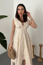 Robe beige brodée en gros