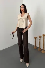 Blouse beige à boutons sur le devant et col bébé, vendue en gros